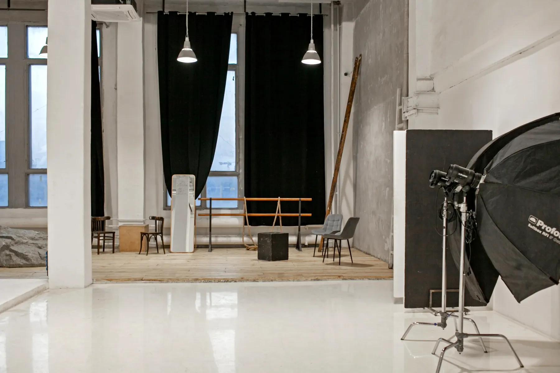 Аренда фотостудии WE CAMPUS (QWEEX) Зал SET  в Москве | Фото 